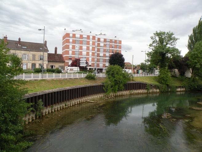  Mail des Charmilles et rivière